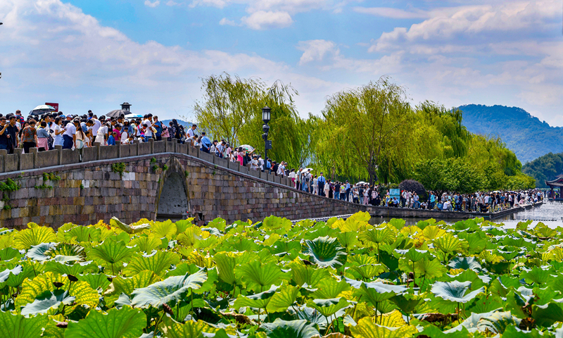 2024年10月4日，杭州西湖景區(qū)迎來國慶假期旅游高峰。